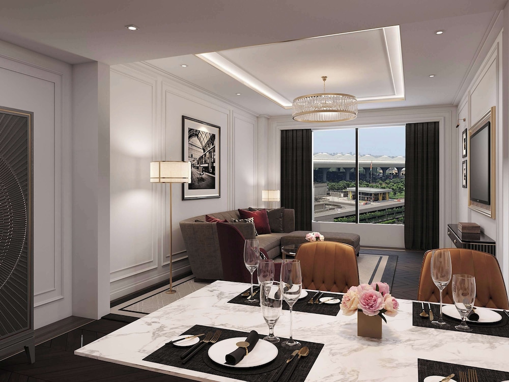 FAIRMONT SUITE ,1 King Bed, Fairmont Gold Lounge access