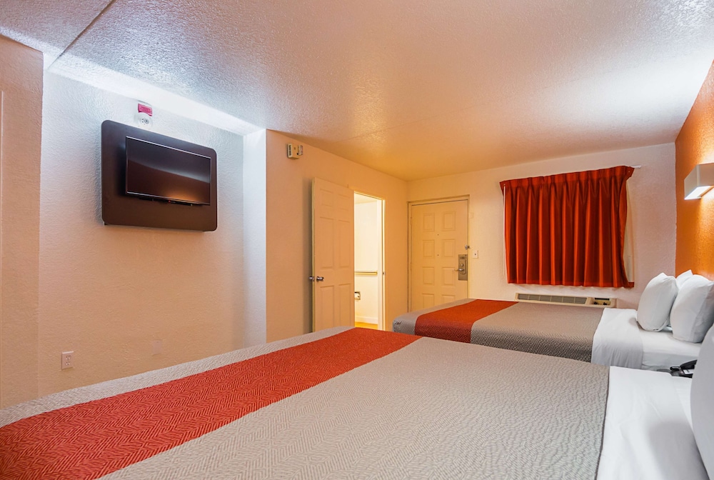 Standard Room, Multiple Beds, Non Smoking - Photo 4