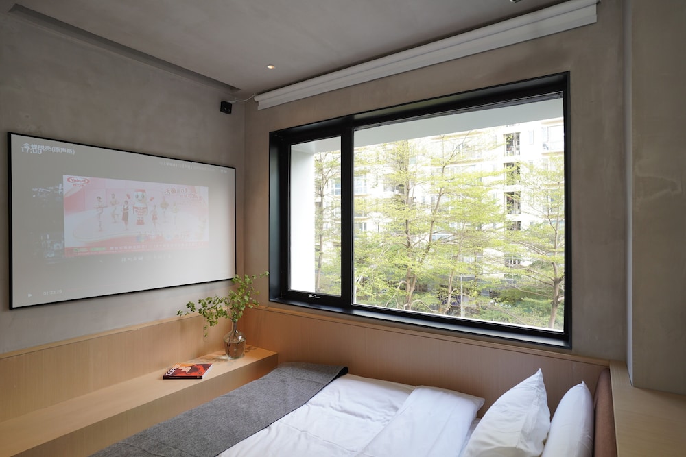 Premier Cinema Double Bed Room - Great Screen Projector
