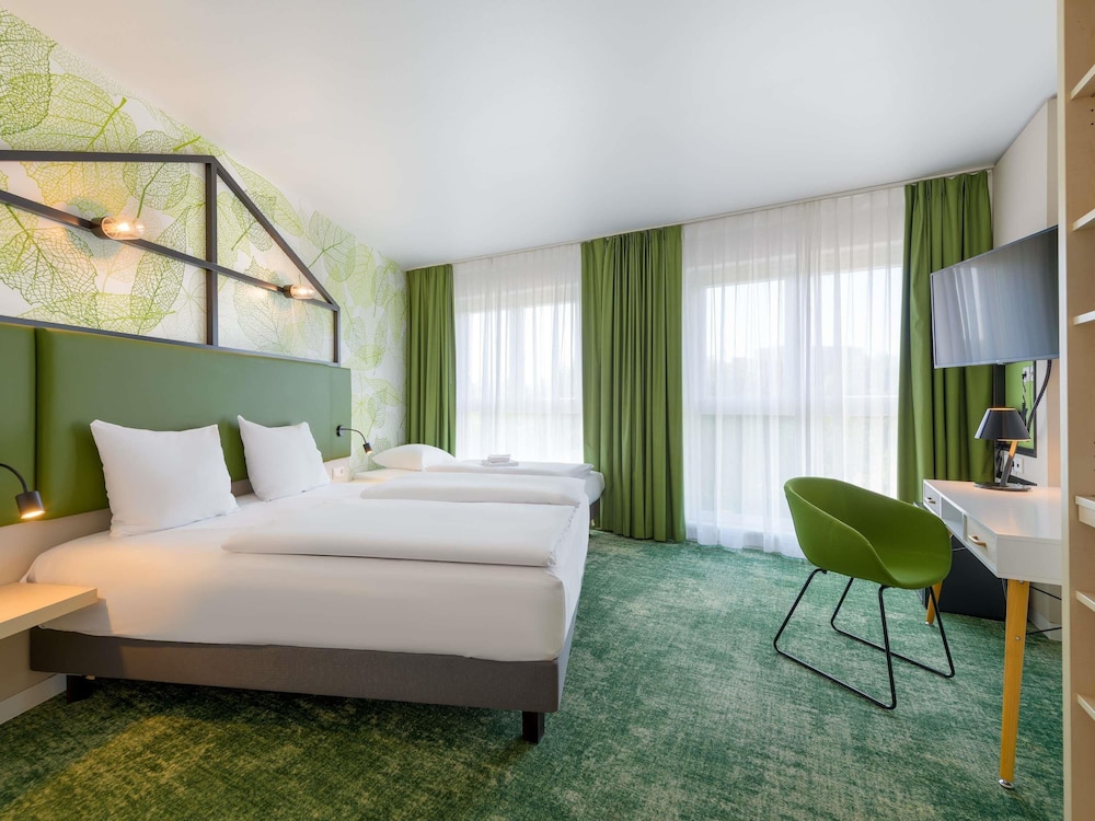 Family Room, 1 Queen-Bed and 1 Single-Bed - Photo 1