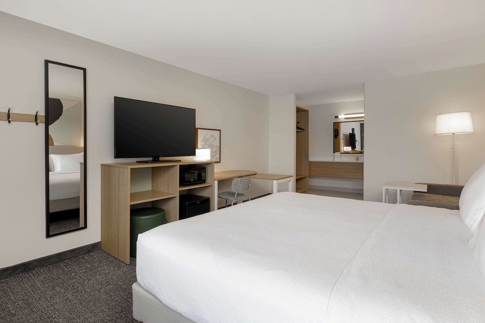 Room, 1 King Bed, Accessible (Hearing) - Photo 1