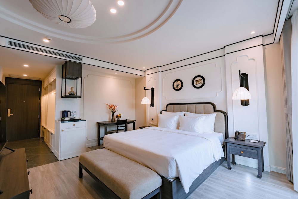 Deluxe Room, 1 King Bed, Hill View
