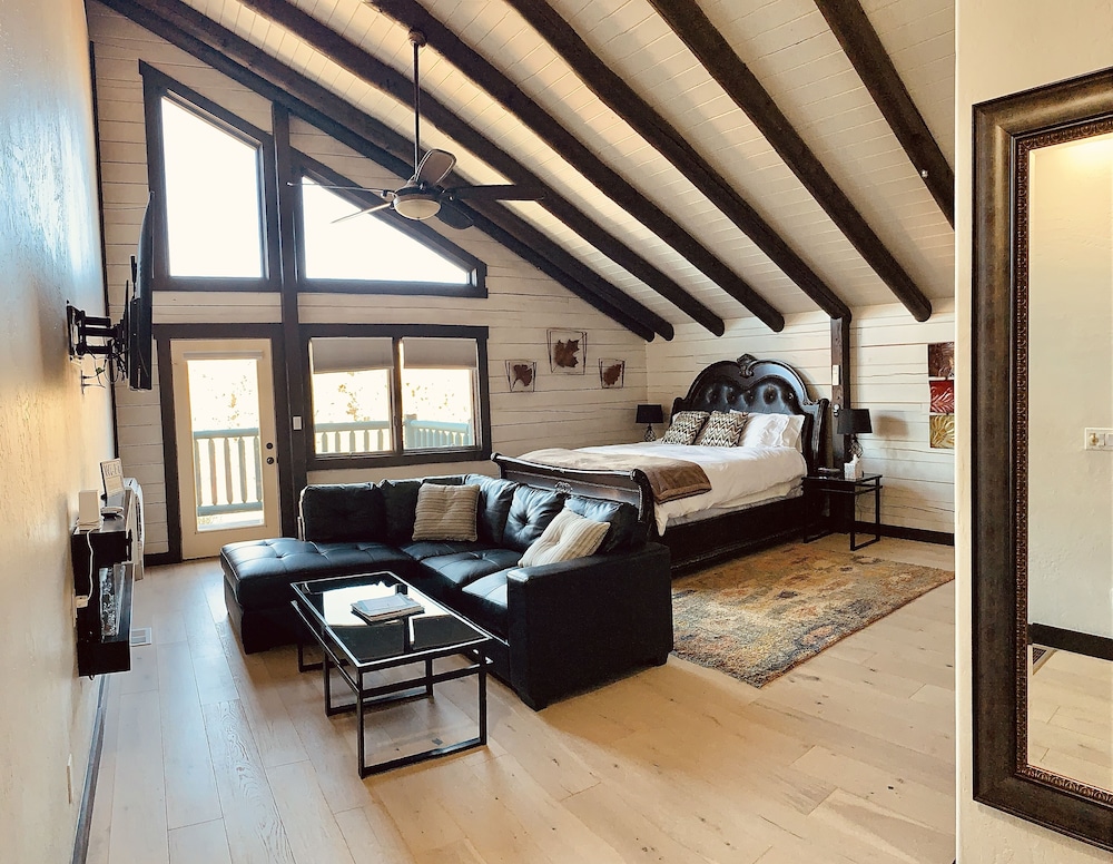 Tuctu (Luxury King Suite, Mountain View) photo 1