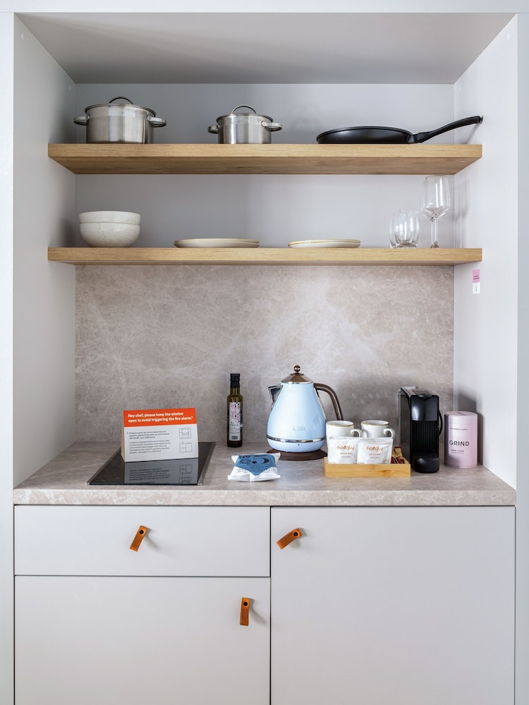 Large Studio with Kitchenette - Photo 7