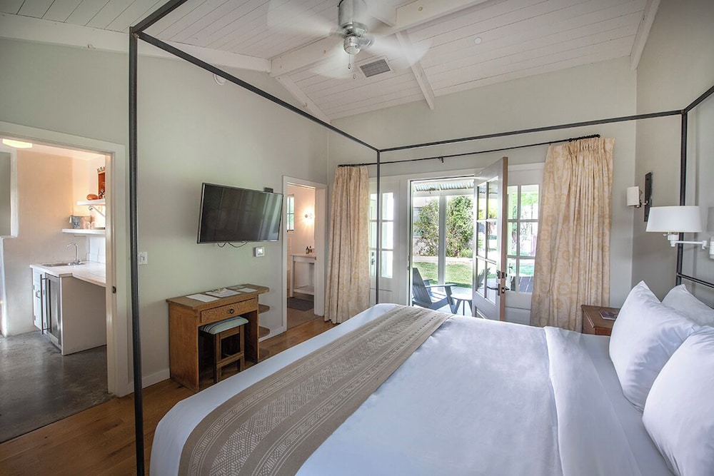 Deluxe Suite, 1 King Bed with Sofa bed, Garden View