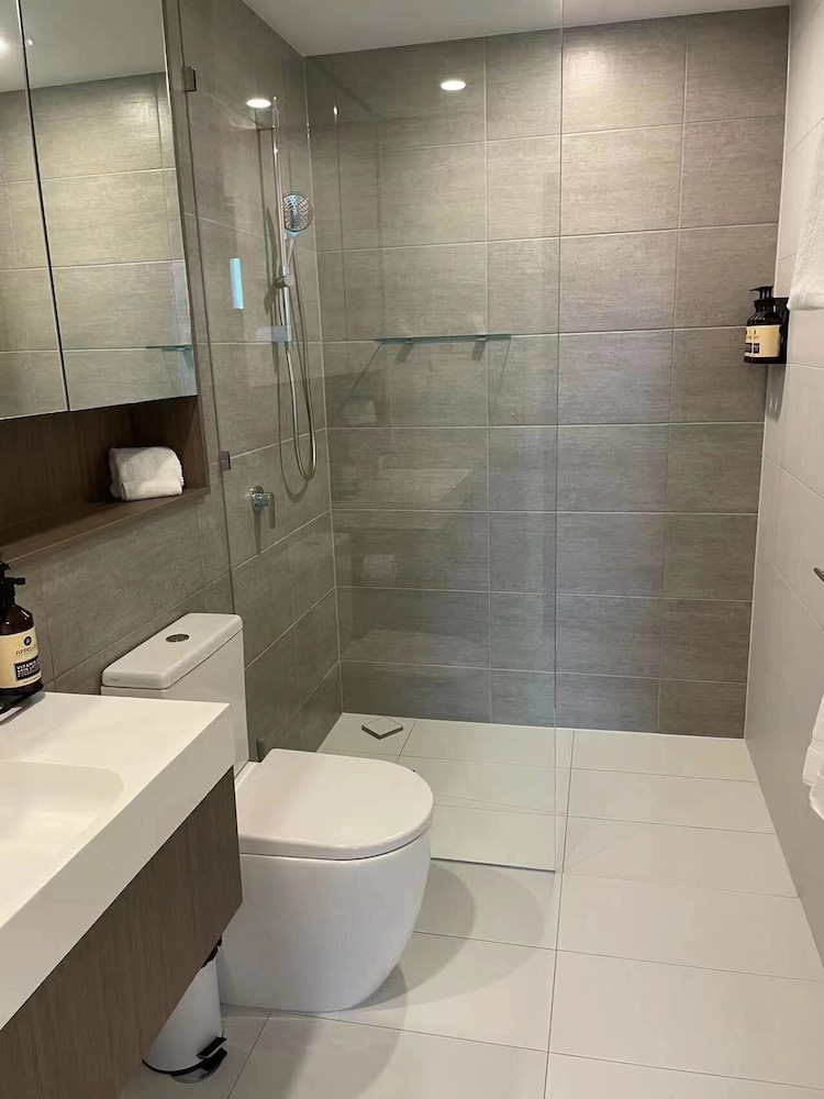 22nd Level - New 1 Bedroom Unit in Casino Tower 1 photo 2