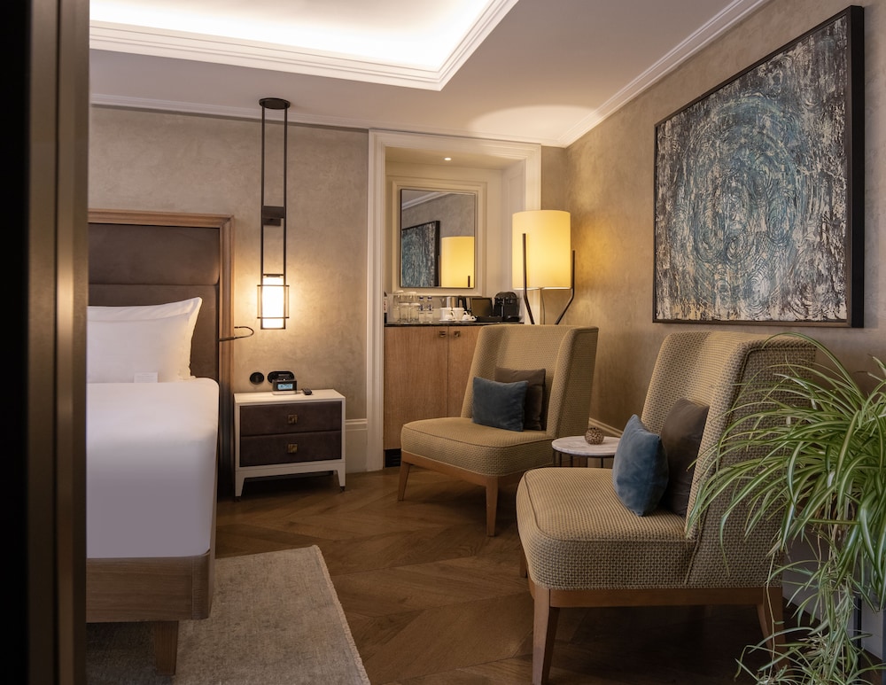 Deluxe Room, 1 Queen Bed (Premier Balcony)