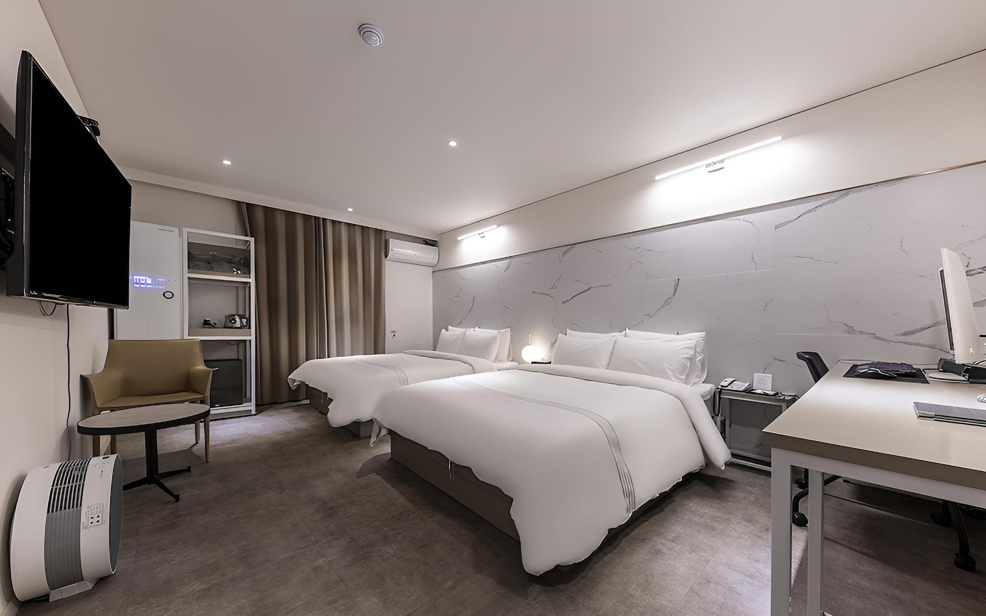 Room (Simmons Premium Twin (King + King Net) - Photo 1