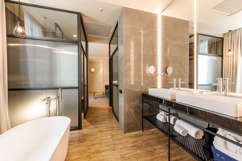 Suite - Photo 5