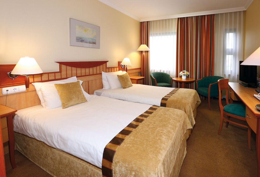 Standard Twin Room, City View