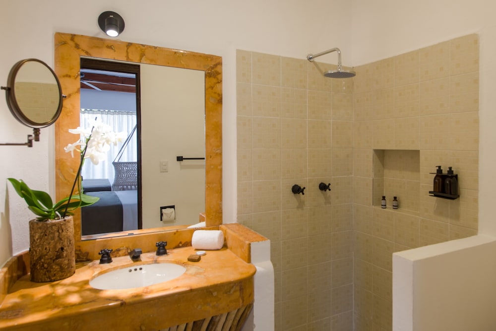 Deluxe King Room with Balcony and City Views - Photo 12