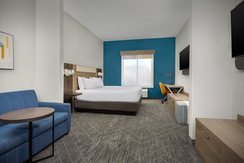 Room, 1 King Bed, Accessible Bathtub (Communications) - Photo 1