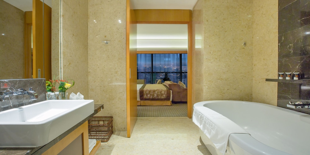 Executive Suite - Photo 8