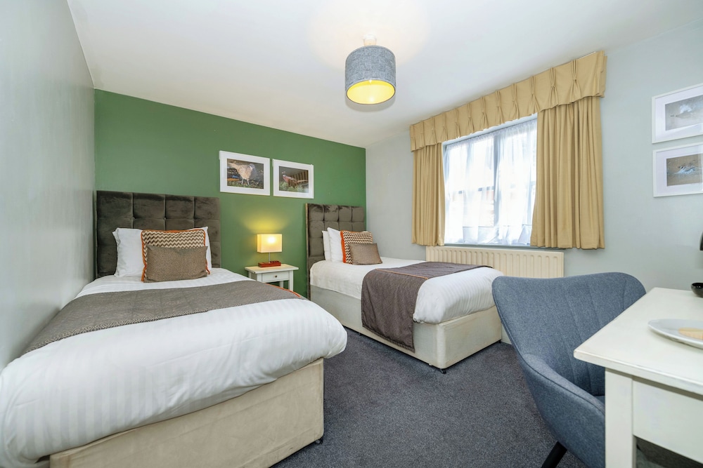 Standard Twin Room, Ensuite photo 3