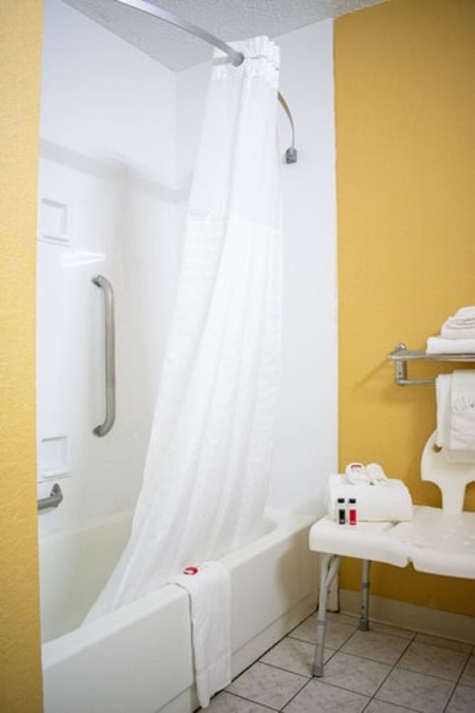 Room, 1 King Bed, Accessible, Non Smoking - Photo 2