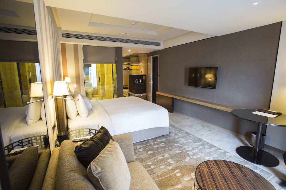 Deluxe Suite, 1 King Bed photo 2