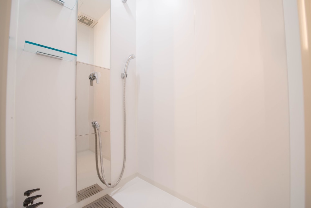 [Non-Smoking] Short Stay: CheckIn-8PM & CheckOut-10AM (Standard Twin Room)/Shower Booth thumbnail 6