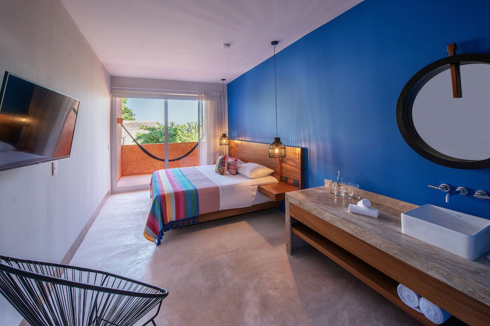 Basic Room, 1 King Bed, Balcony