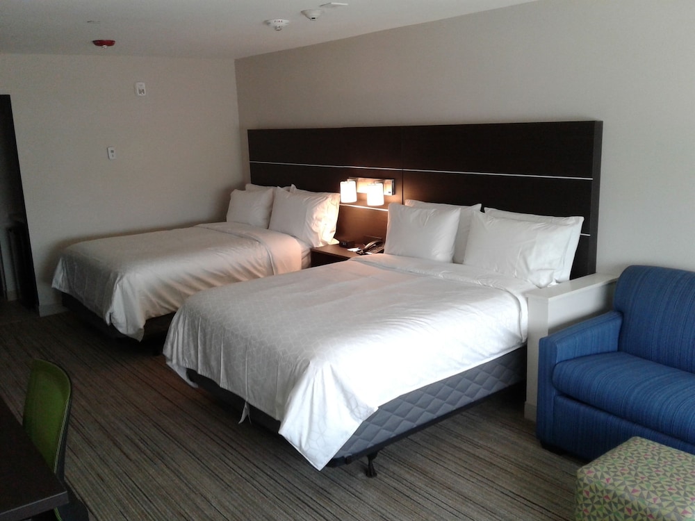 Suite, 1 King Bed, Roll-in Shower (Communications) photo 3