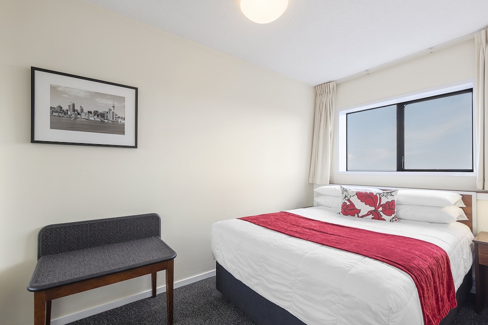 Two Bedroom Apartment - Balcony - Photo 2