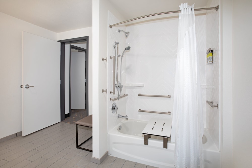 Standard Room, 1 King Bed, Accessible Bathtub (Communications) - Photo 7