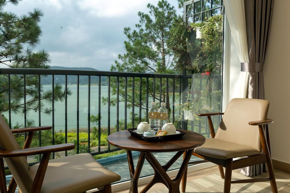 Deluxe Room, Lake View - Photo 2
