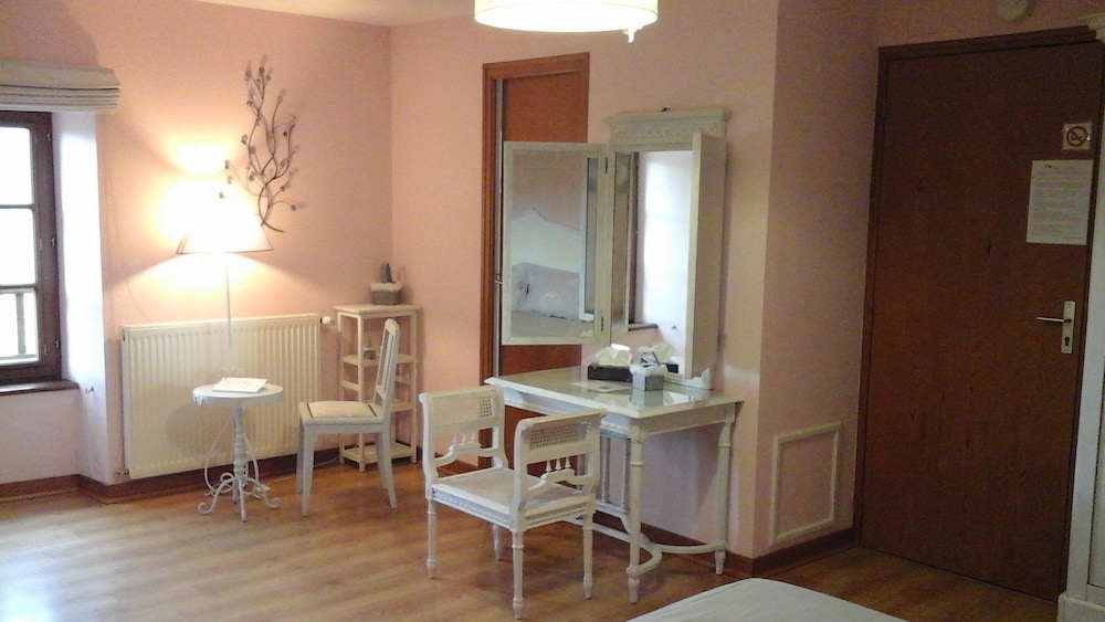 Family Room, Non Smoking, Private Bathroom (Romantique) photo 3