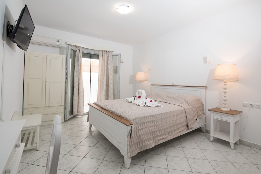 Classic Double Room, 1 Queen Bed, City View (Semi-basement)