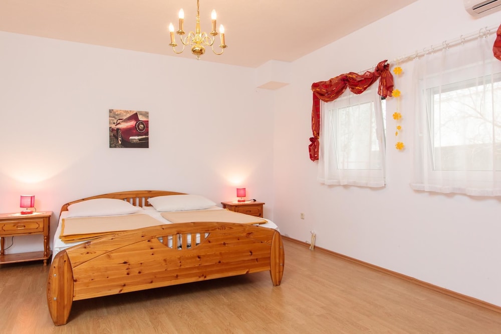 Apartment, Multiple Beds