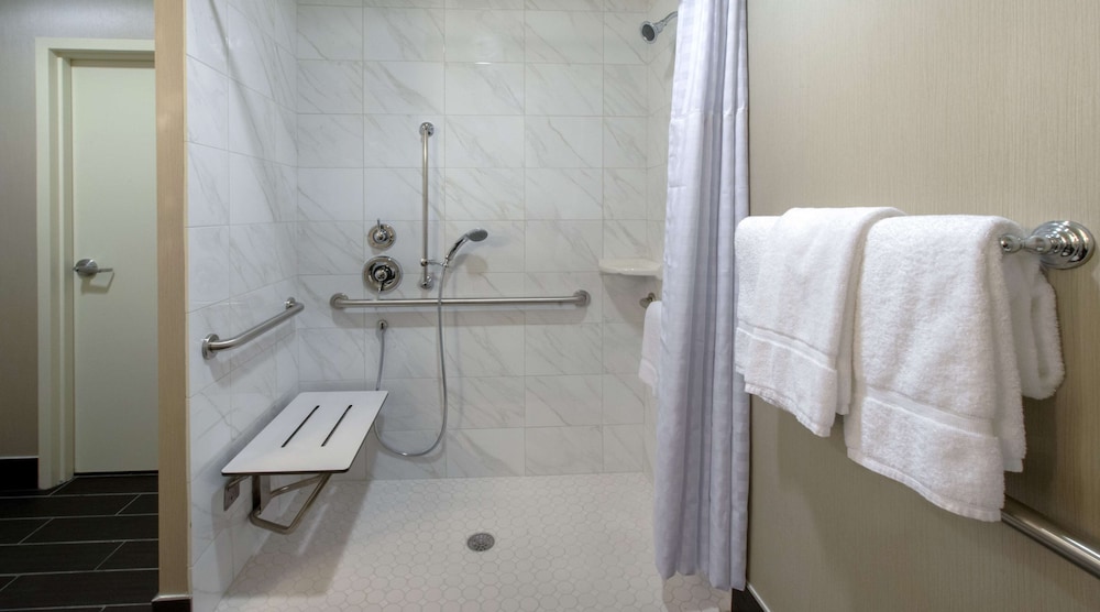 Room, 2 Queen Beds, Balcony (Roll in shower)