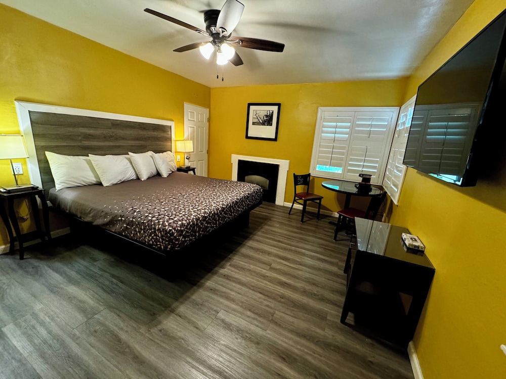 King Bedroom: Full Ocean View photo 1