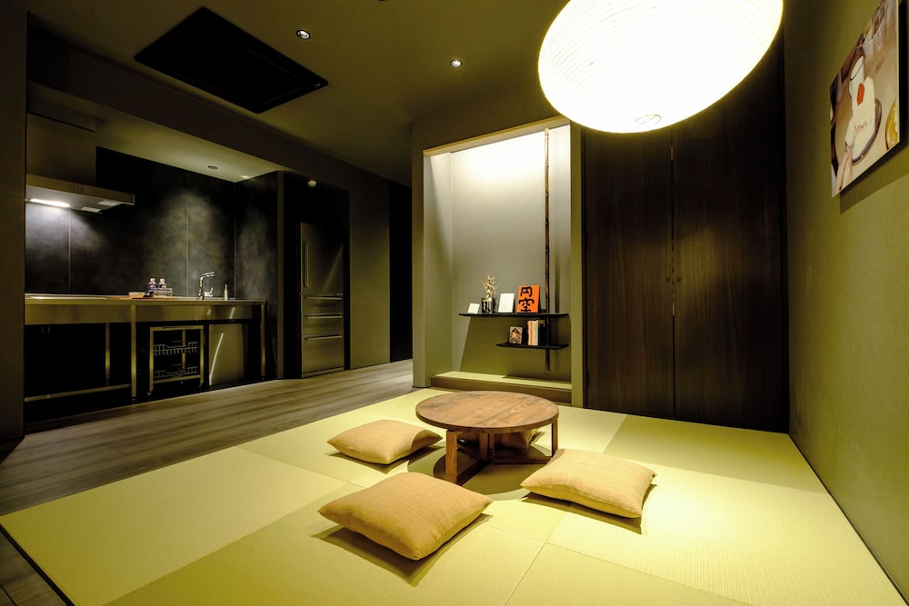 Premium Twin Room thumbnail 5