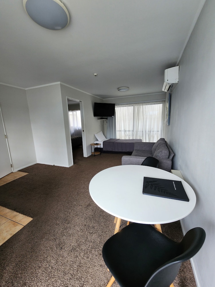 Basic Suite, 1 Queen Bed, Accessible, Non Smoking photo 3