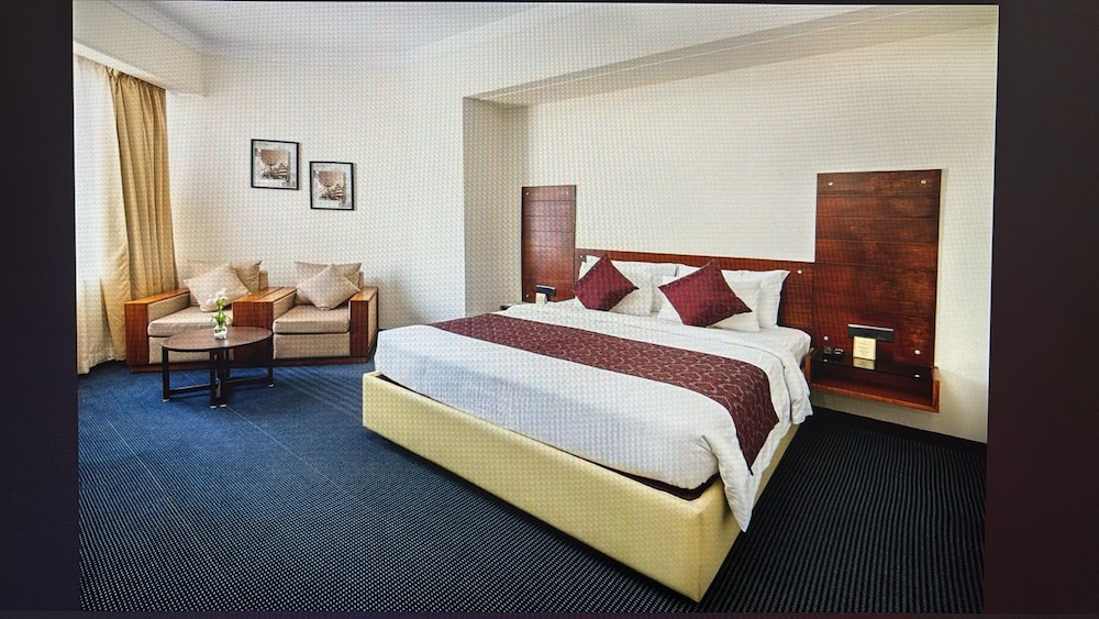 Deluxe Room, 1 King Bed - Photo 7