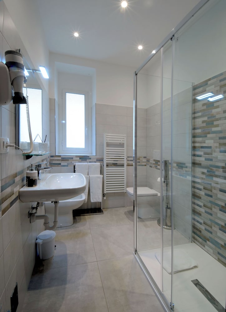 Suite, Room 2 - Photo 4