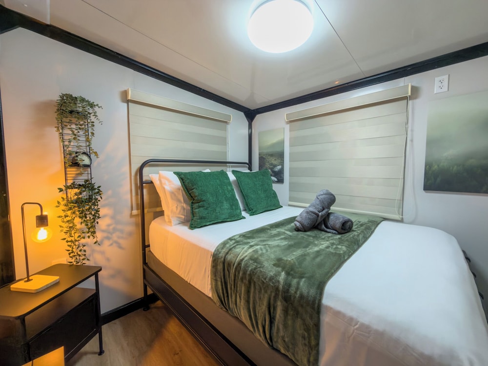 Romantic Single Room, 1 Double Bed, Hot Tub, Garden View photo 2