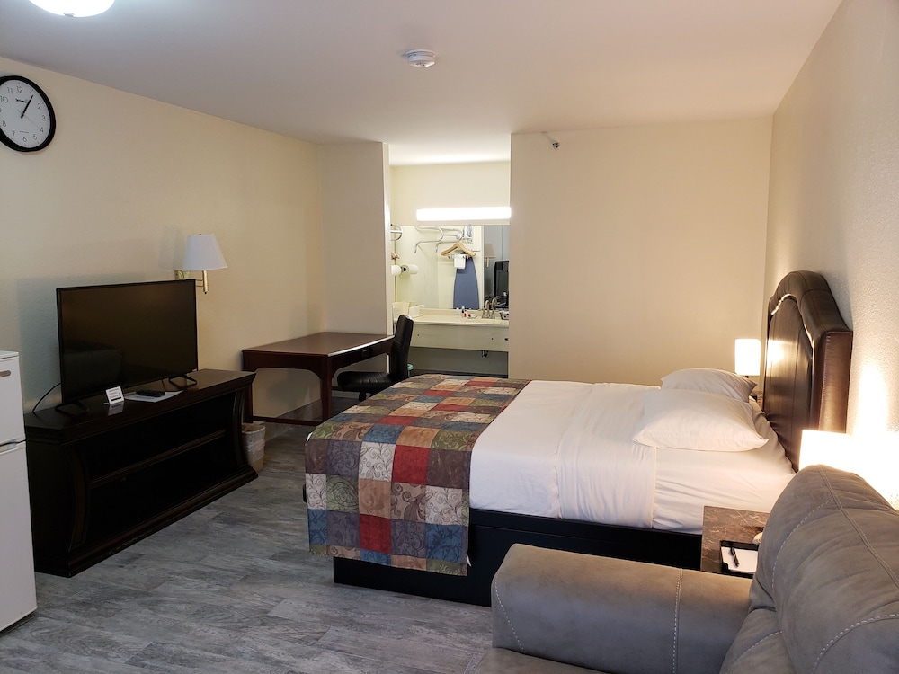 Basic Room, 1 Queen Bed, Smoking photo 2