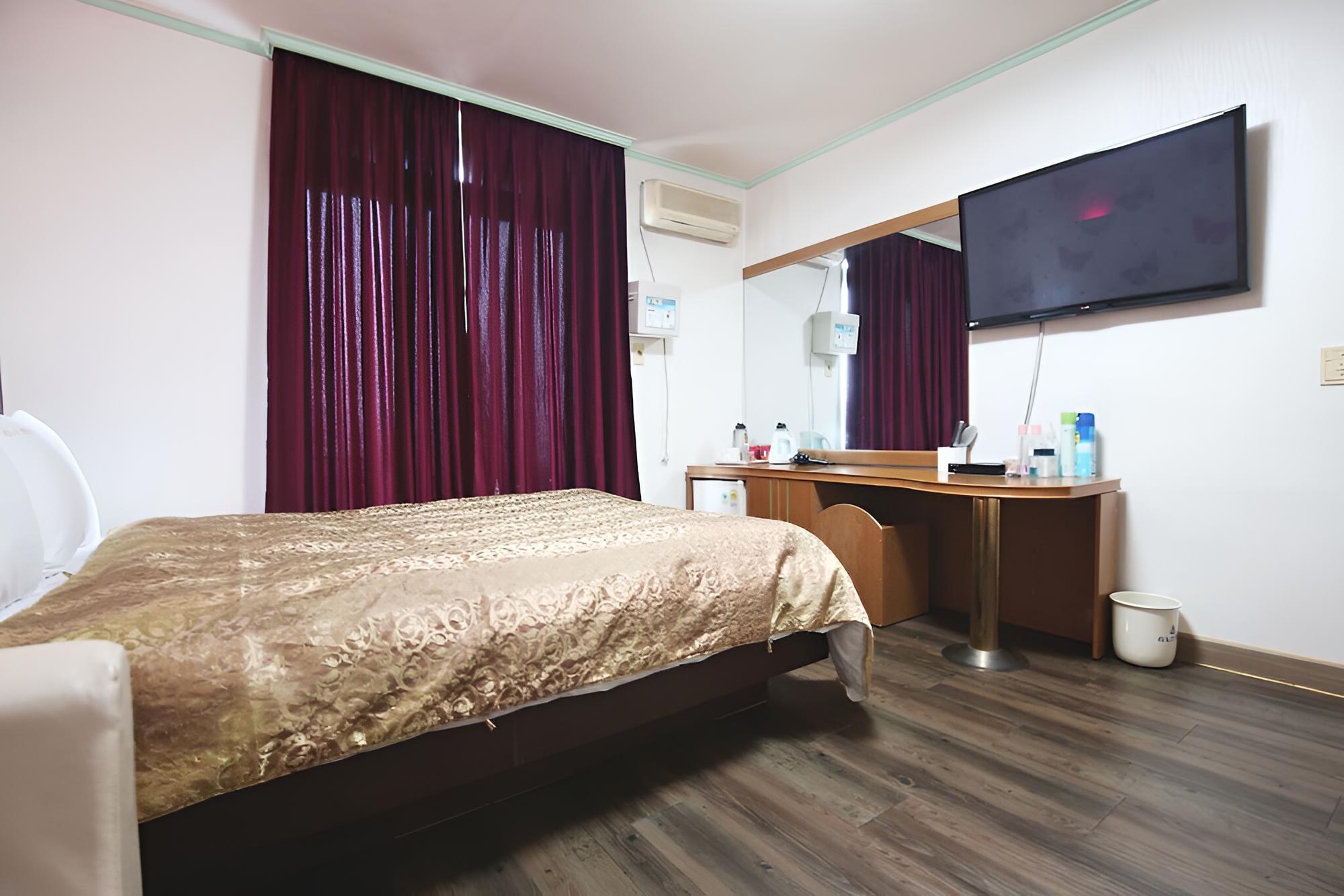 Room (Standard Room) - Photo 2