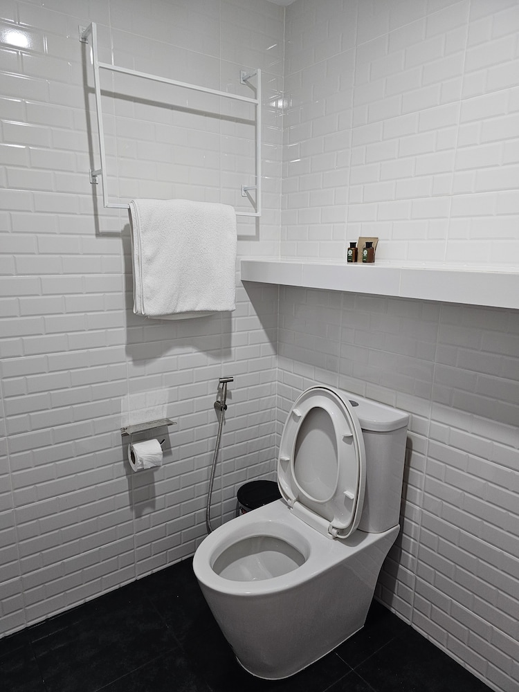 Standard Room, Multiple Beds, Private Bathroom, City View photo 2