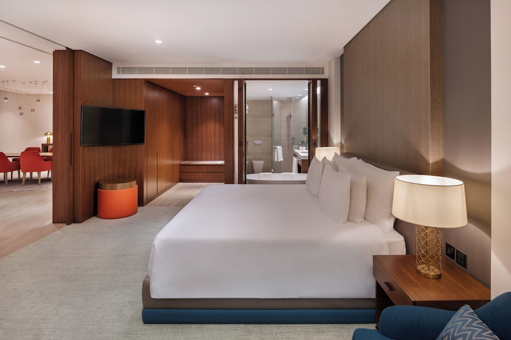 One Bedroom Private Pool Suite with Access to Lounge, 3 Pools & Mall Shuttle