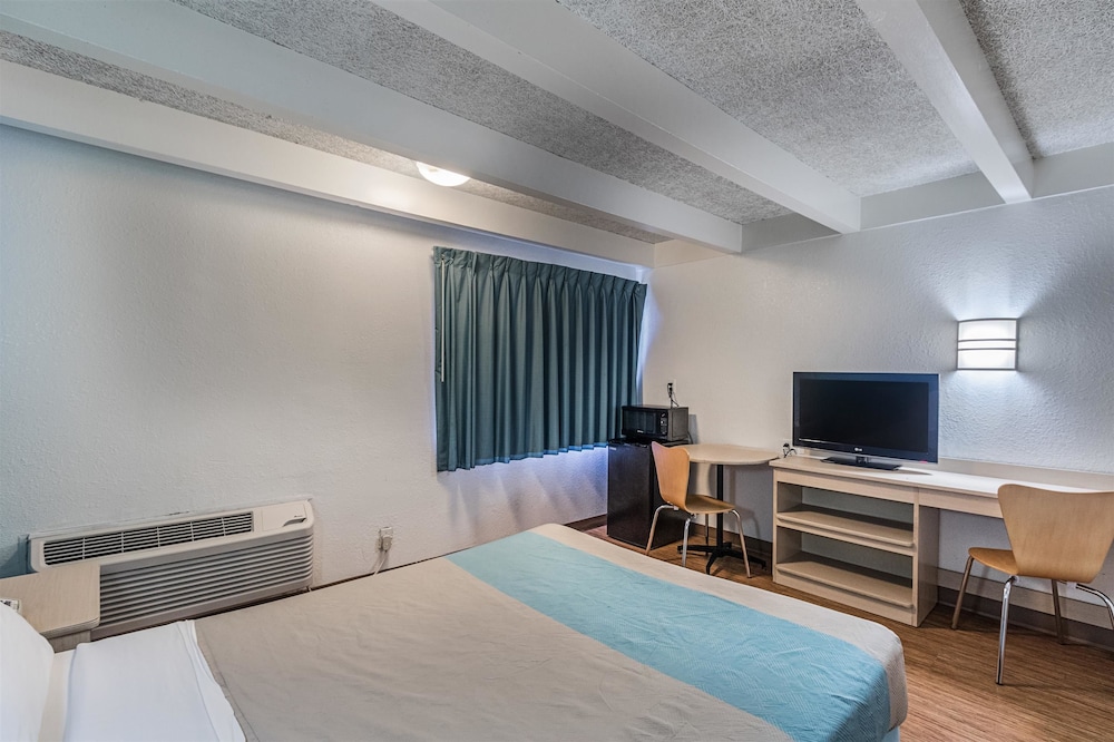 Deluxe Room, 1 Queen Bed, Non Smoking, Refrigerator & Microwave photo 3