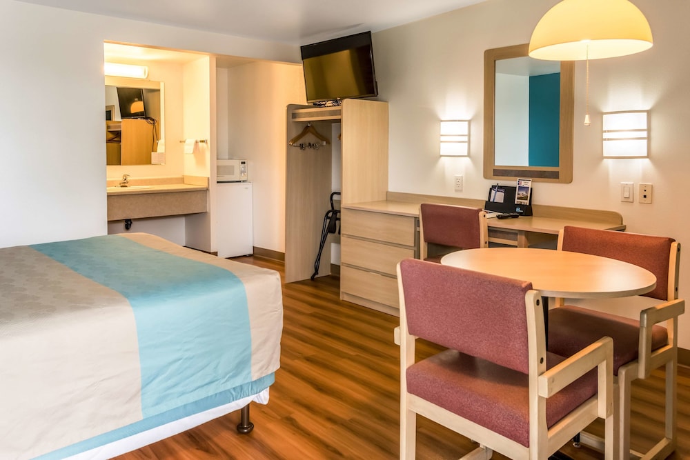 Standard Room, 1 Queen Bed, Non Smoking - Photo 4