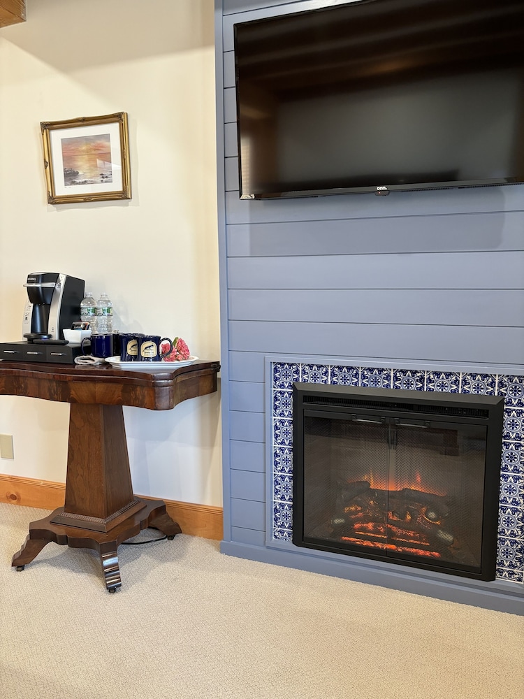 Deluxe Room, 1 King Bed, Fireplace, Bay View photo 2