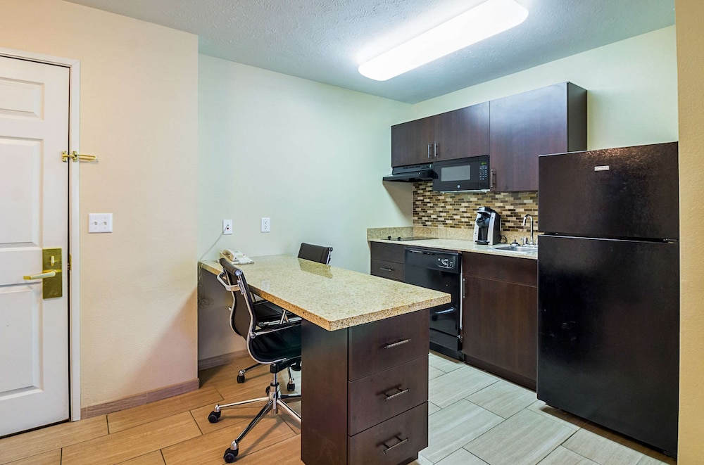 Executive Suite, 2 Queen Beds with Kitchen and Sofabed, Non Smoking (Extra Spacious!) photo 2