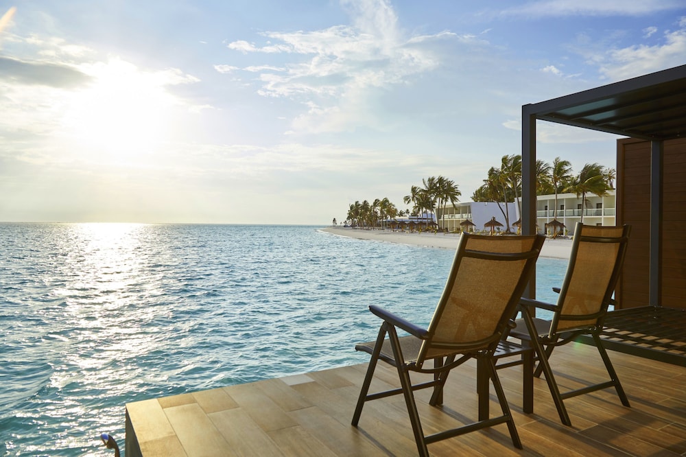 Junior Suite (Free Domestic flight, stays 1/5-31/10) photo 2