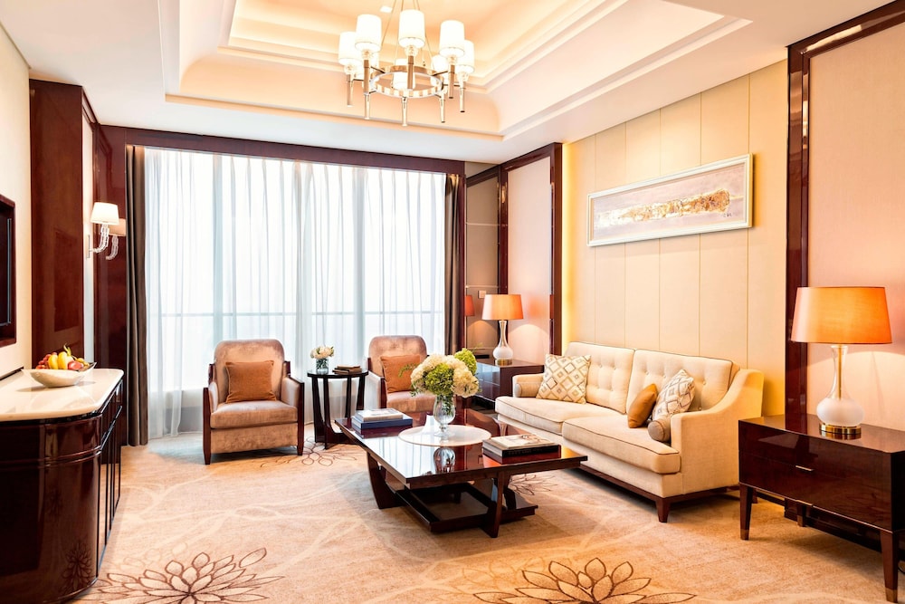 Executive Suite, 1 King Bed, Smoking, Lake View photo 3