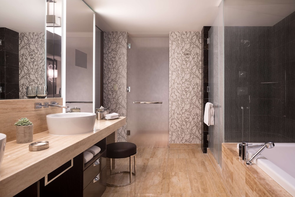 Suite, 1 Bedroom - Photo 8
