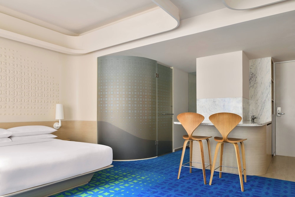 Studio Suite, 1 Queen Bed with Sofa bed, City View photo 3