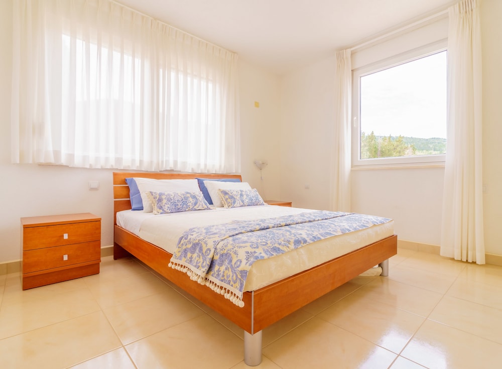 Superior Apartment, 3 Bedrooms, Sea View, Sea Facing photo 2
