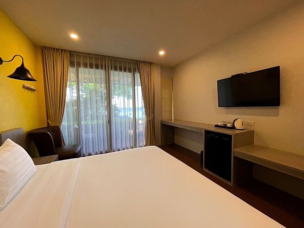 Deluxe Room with Pool View - Photo 8